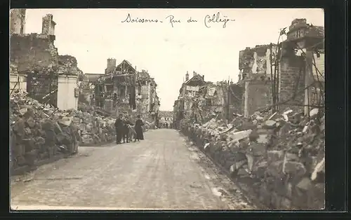 Foto-AK Soissons, Rue du Collège, 1. Weltkrieg, Trümmer