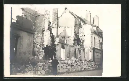 Foto-AK Soissons, Blick auf Ruinen eines Hauses