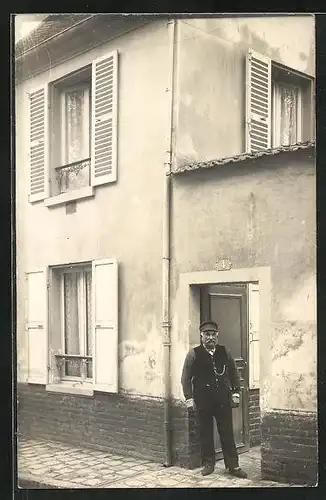 AK Sarcelles, Un habitant devant sa maison