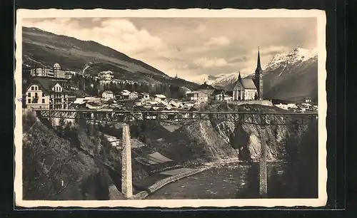 Foto-AK Schuls /Scuol, Panorama vom Ort mit der Eisenbahnbrücke