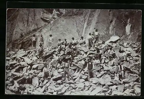 AK Arbeiter zwischen Steinen in einem Steinbruch