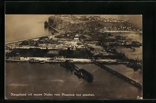 AK Helgoland, Ortsansicht mit neuem Hafen vom Flugzeug aus