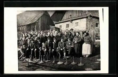 Foto-AK Grosse Gruppe vor Häusern hinter Curling-Pucks