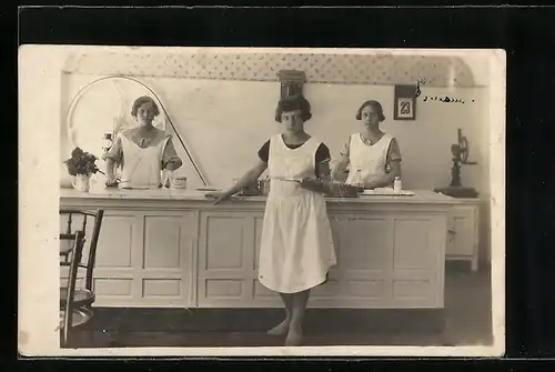 Foto-AK Kellnerinnen in einem Cafe, Gastronomie