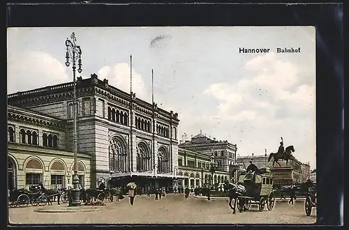 AK Hannover, Pferdekutsche am Denkmal vor dem Bahnhof