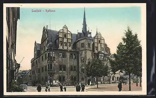 AK Saalfeld, Rathaus mit Strasse und Passanten