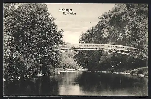 AK Meiningen, Frau mit Schirm auf der Bogenbrücke