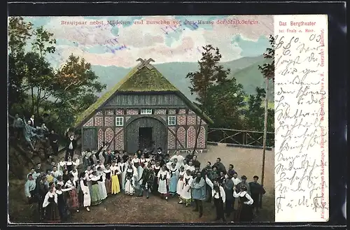AK Thale / Harz, Bergtheater, Brautpaar nebst Mädchen und Burschen vor dem Haus der Maikönigin