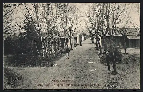 AK Lager Lechfeld, Truppen-Übungsplatz, Mittlere Lagerstrasse mit Soldaten