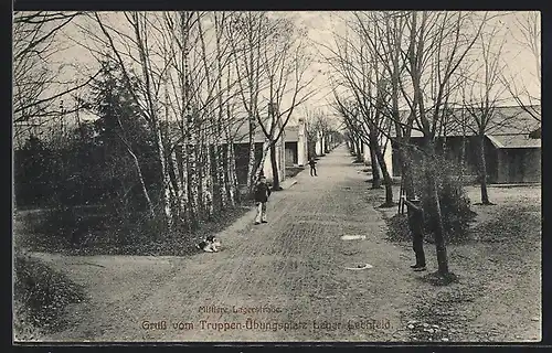 AK Lager Lechfeld, Truppen-Übungsplatz, Mittlere Lagerstrasse mit Soldaten