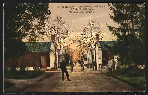 AK Lager Lechfeld, Truppenübungsplatz, Mittlere Lagerstrasse mit Soldaten