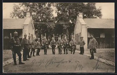 AK Lager Lechfeld, Mittlere Lagerstrasse mit Soldatengruppe