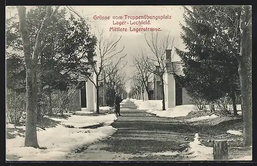 AK Lager Lechfeld, Mittlere Lagerstrasse im Winter, mit Soldat