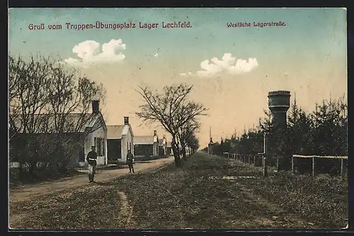 AK Lager Lechfeld, Westliche Lagerstrasse mit Soldaten und Turm
