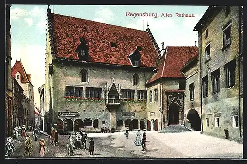 AK Regensburg, Altes Rathaus mit Strasse und Passanten