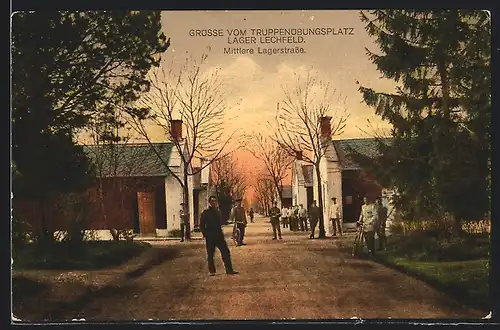 AK Lager Lechfeld, Truppenübungsplatz, Mittlere Lagerstrasse mit Soldaten
