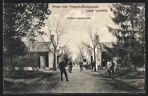 AK Lager Lechfeld, Soldaten stehen auf dem Truppenübungsplatz