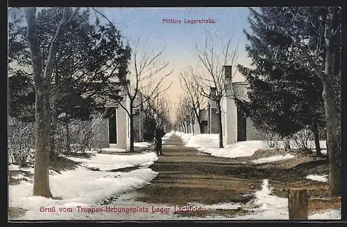 AK Lager Lechfeld, Truppen-Übungsplatz, Mittlere Lagerstrasse mit Frau im Schnee