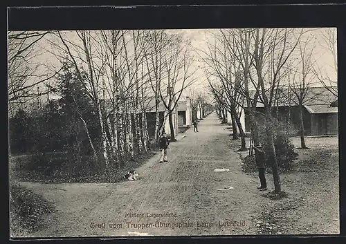 AK Lager Lechfeld, Truppenübungsplatz, Mittlere Lagerstrasse mit Soldaten