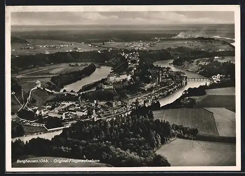 AK Burghausen /Obb., Teilansicht mit Burg, Fliegeraufnahme
