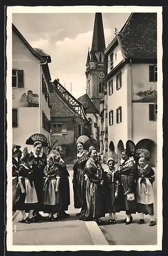 AK Radolfzell / Bodensee, Trachtengruppe auf Strassenpartie