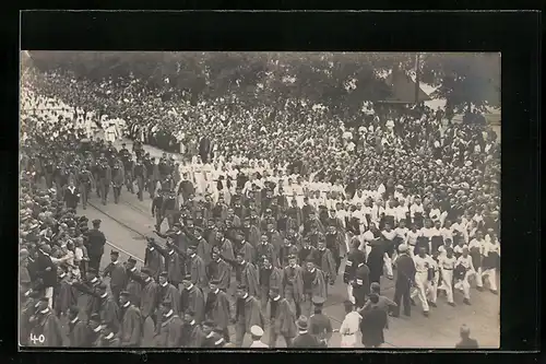 AK Leipzig, 1. Deutsches Arbeiter-Turn und Sportfest 1922, Sportler marschieren über den Platz