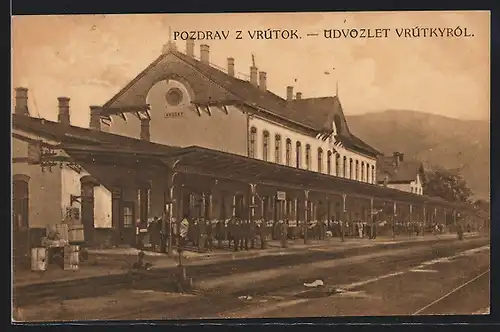 AK Vrútok, Bahnhof mit Fahrgästen