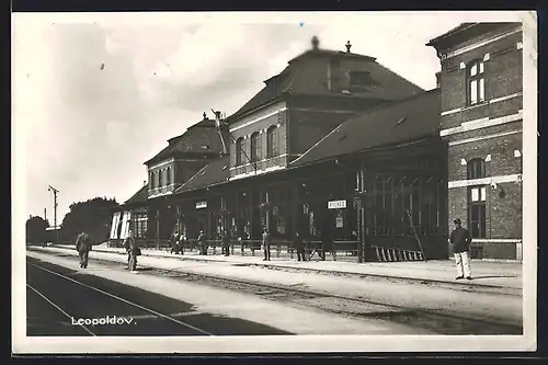 AK Leopoldov, Bahnhof mit Eisenbahnern