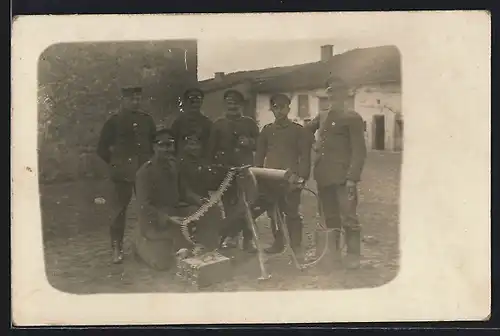 AK Deutsche Soldaten mit einem MG 08