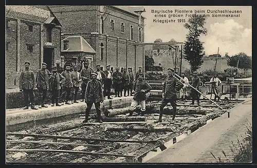 AK Bayrische Pioniere beim Durchschleusen eines grossen Flosses am Sommekanal 1915