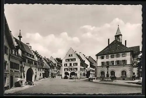 AK Löffingen in der Baar, Rathaus und die Altstadt mit dem Mailänder Tor