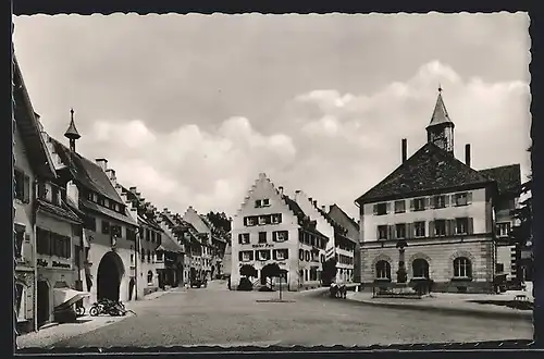 AK Löffingen in der Baar, Rathaus und die Altstadt mit dem Mailänder Tor