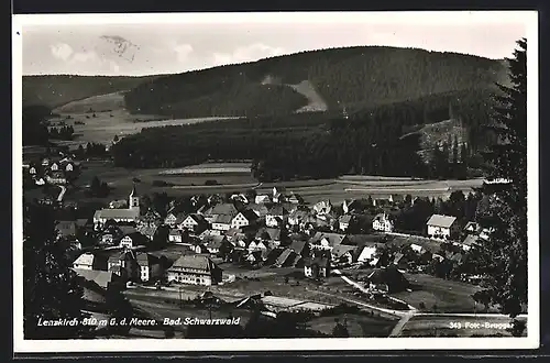AK Lenzkirch /Bad. Schwarzwald, Totalansicht mit Kirche