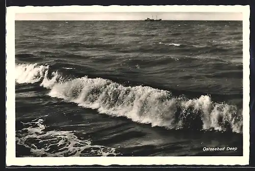 AK Deep, Wellen mit Schiff im Hintergrund
