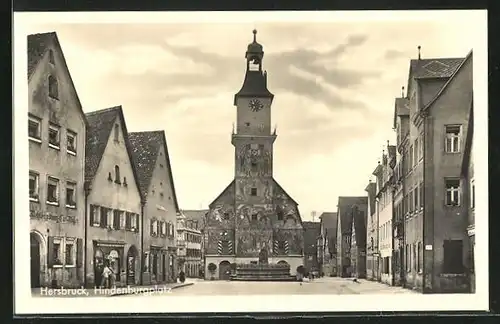 AK Hersbruck, Geschäfte am Hindenburgplatz mit Brunnen und Kirche