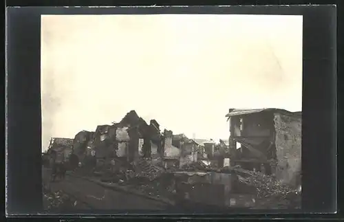 Foto-AK Bapaume, Partie im zerstörten Ort, 1. Weltkrieg