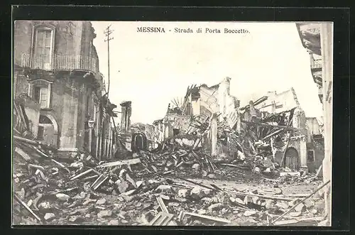 AK Messina, Strada di Porta Boccetto, Strassenpartie mit Schutt nach dem Erdbeben