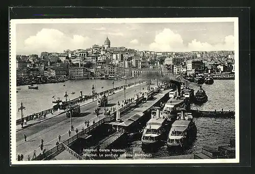 AK Istanbul, Teilansicht mit Galatabrücke, Strassenbahnen und Boote