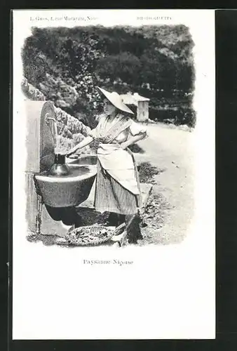 AK Nizza / Nice, Paysanne Nicoise, Frau beim Wasser holen in Tracht