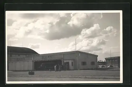 Foto-AK Prag, Hangar auf dem Flugplatz