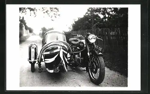 Foto-AK Motorrad mit Beiwagen des Herstellers BSA