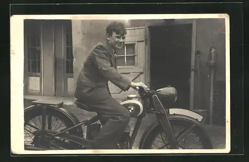 Foto-AK Junger Mann auf seinem Puch Motorrad