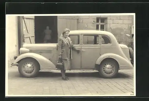 Foto-AK Dame an der Wagentüre ihres Opel Automobils