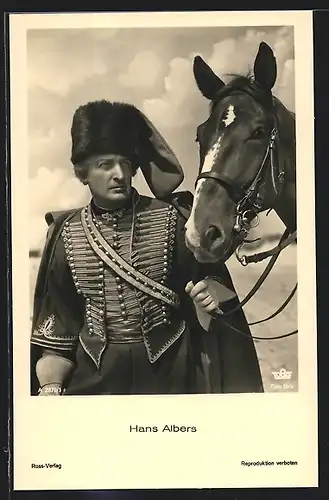 AK Schauspieler Hans Albers mit Pferd in einer Filmszene