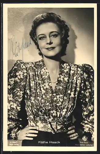 AK Schauspielerin Käthe Haack in Blumenbluse, Autograph
