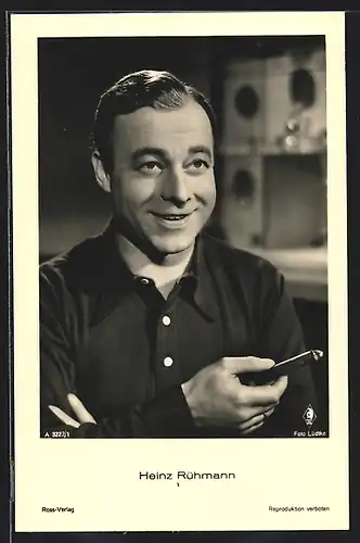 AK Schauspieler Heinz Rühmann hält eine Zigarre in der Hand