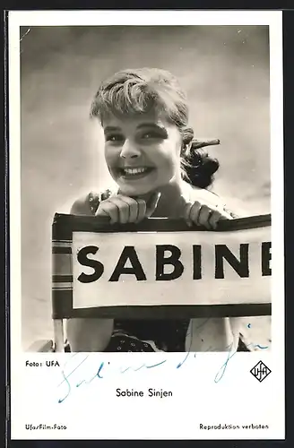 AK Schauspielerin Sabine Sinjen lachend im Filmstuhl