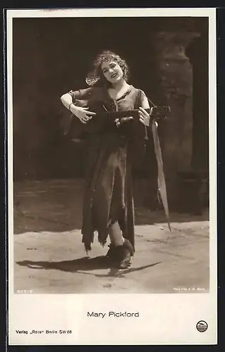 AK Schauspielerin Mary Pickford, stehend beim Spiel einer Gitarre