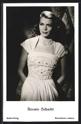 AK Schauspielerin Renate Schacht im Kleid mit Perlenkette