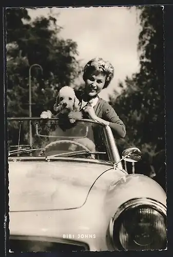 AK Schauspielerin Bibi Johns im Auto mit Hund